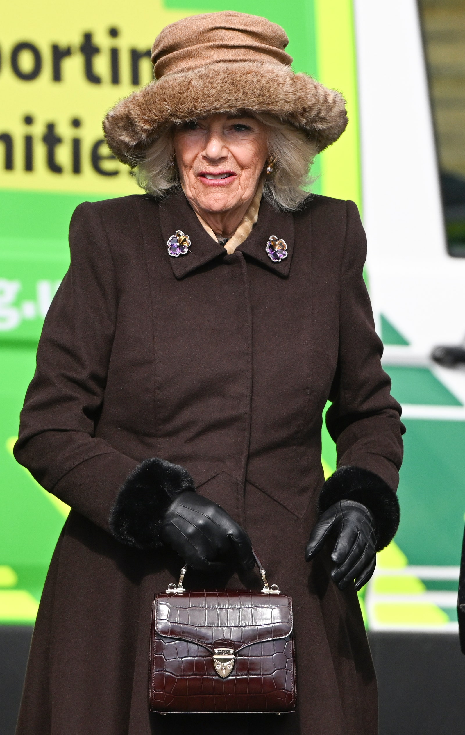 תמונה עשויה להכיל איילין אטקינס לבגוד כפפת בגדים לאביזרים למבוגרים כובע תיק תיק וארנק