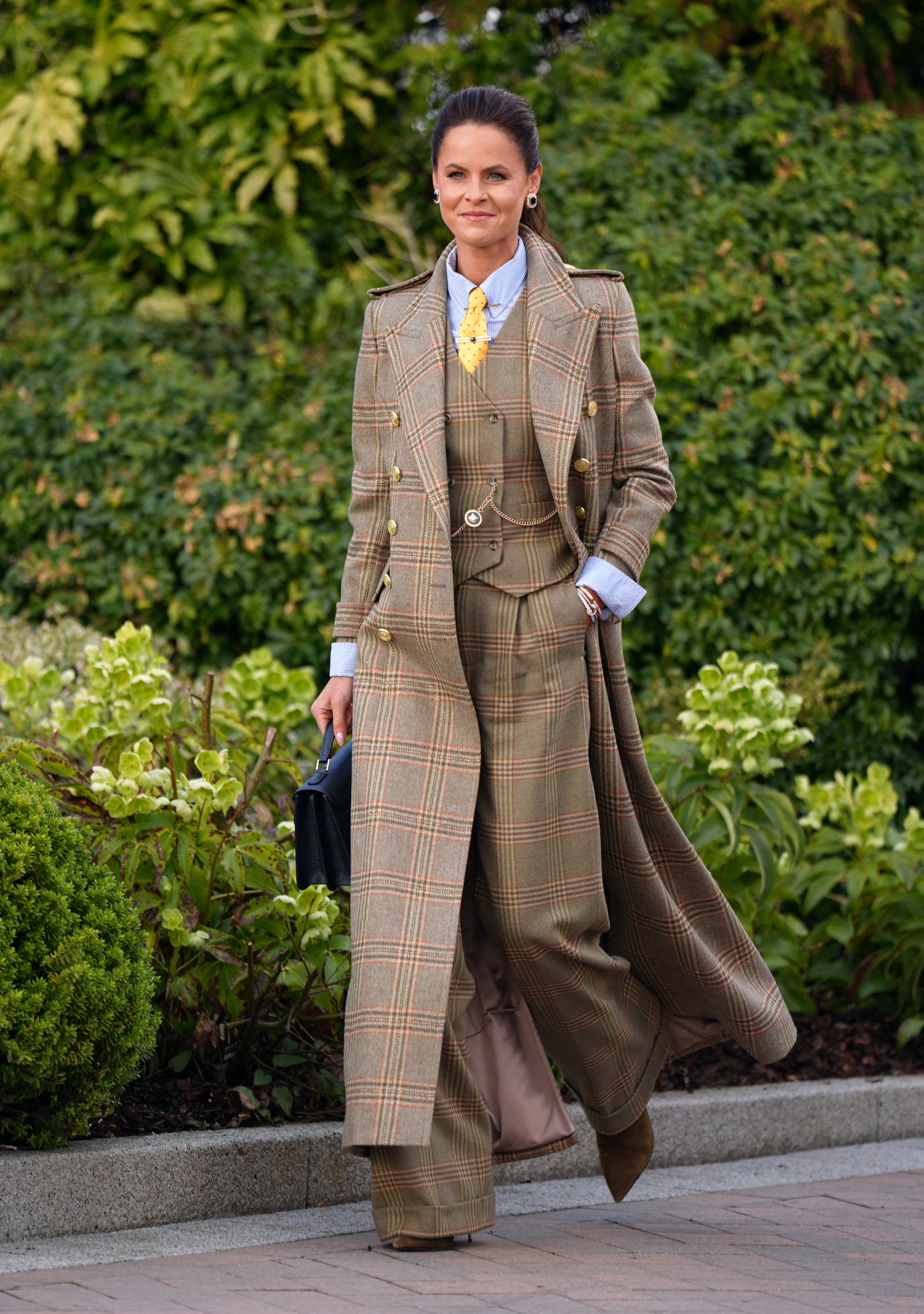 תמונה עשויה להכיל אביזרי אדם תיק תיק תיק בלאי רשמי בגדים ומעיל