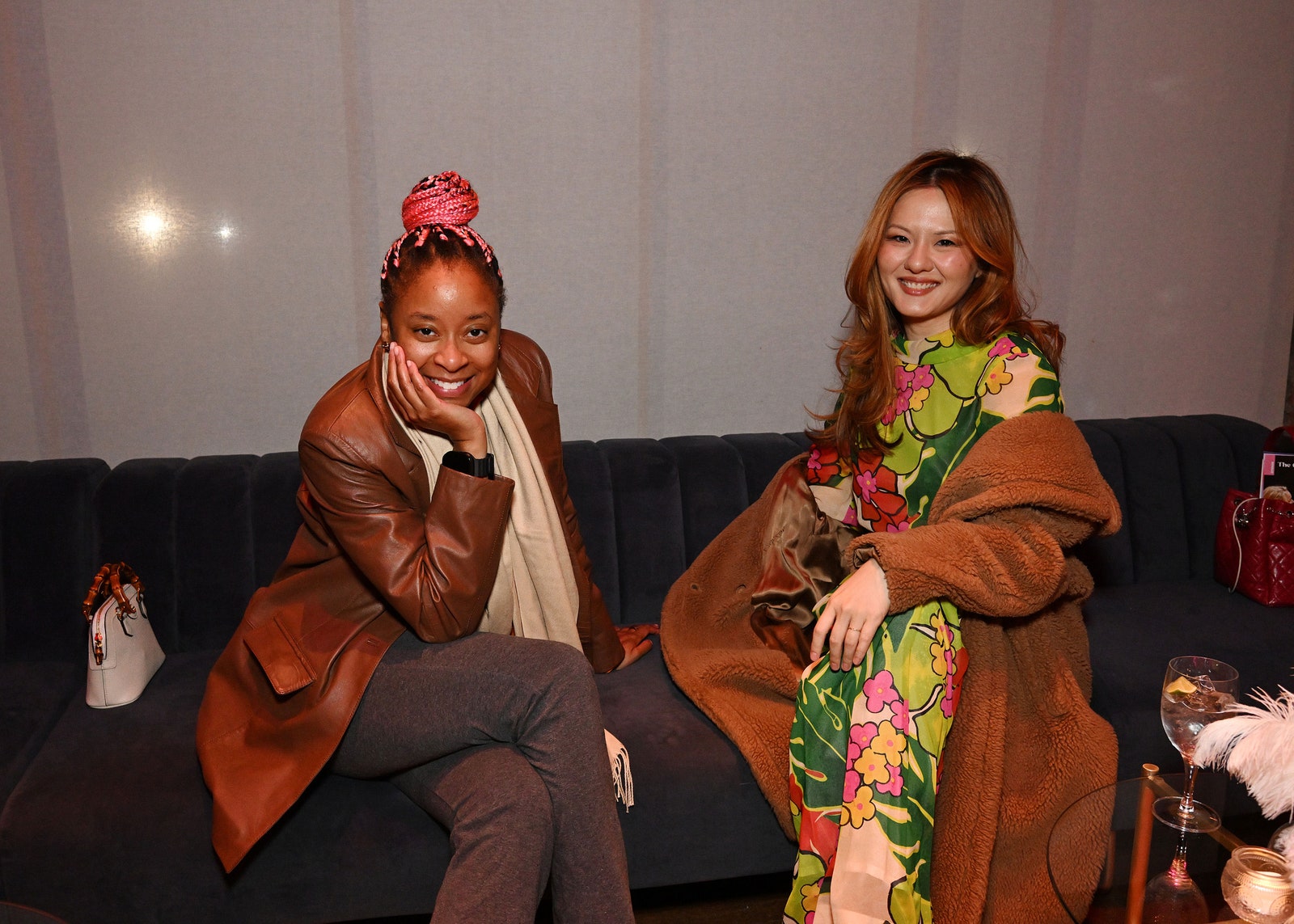 תמונה עשויה להכיל פיבי רובינסון מעיל לבוש מעיל ספה ריהוט לאדם מבוגר אביזרי בלייזר ותיק