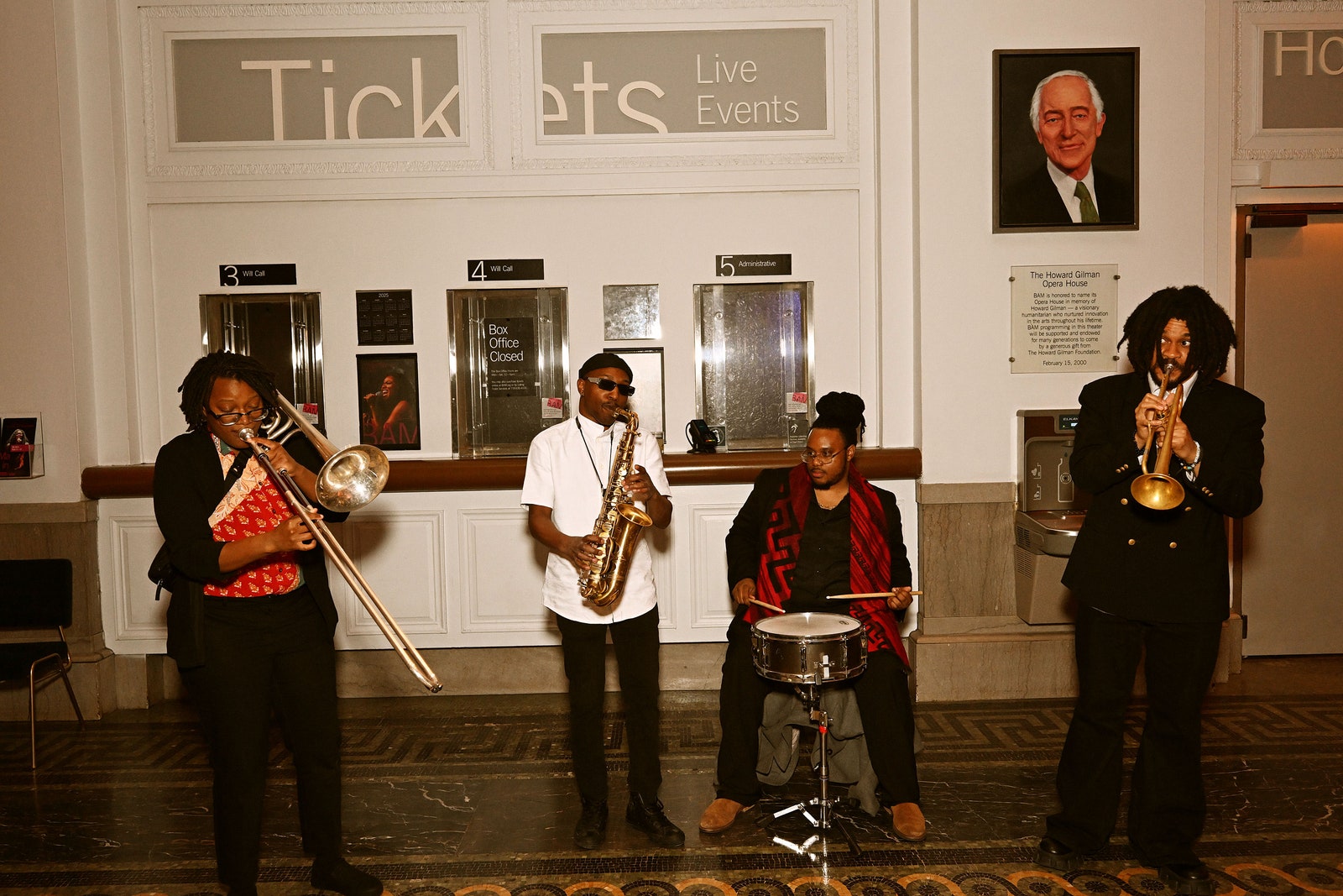 תמונה עשויה להכיל קבוצת Grady Champion Ofference פעילויות פנאי