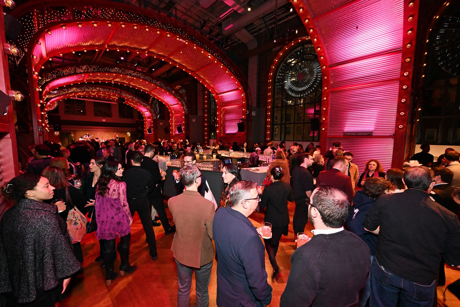 תמונה עשויה להכיל את דניס גרונלינג קייט ביטון אביזרי כיף עירוניים תיק תיק מבוגרים ובגדים