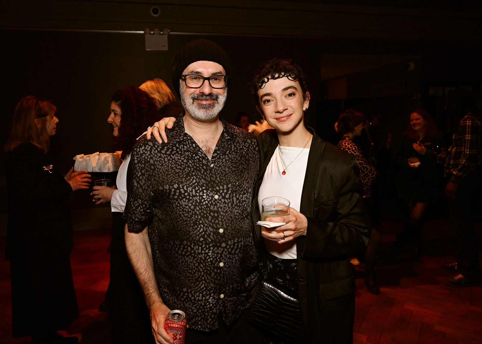 תמונה עשויה להכיל סרג 'איוב ג'וסלין פוק אדם מבוגר אביזרים משקפיים שרשרת תכשיטים אנשים וכוס