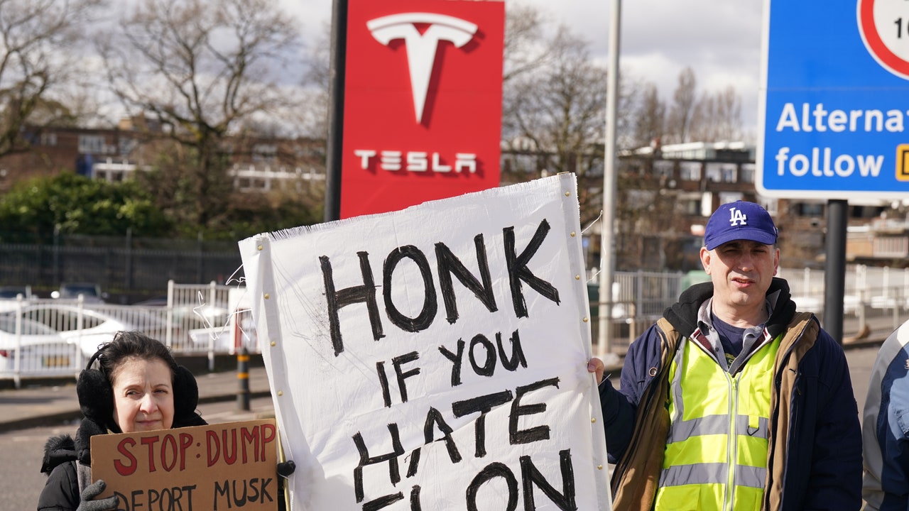 יציאת מצרים של טסלה ממשיכה כאשר הסנטור מארק קלי זורק מכונית על "א-חור" אלון מאסק