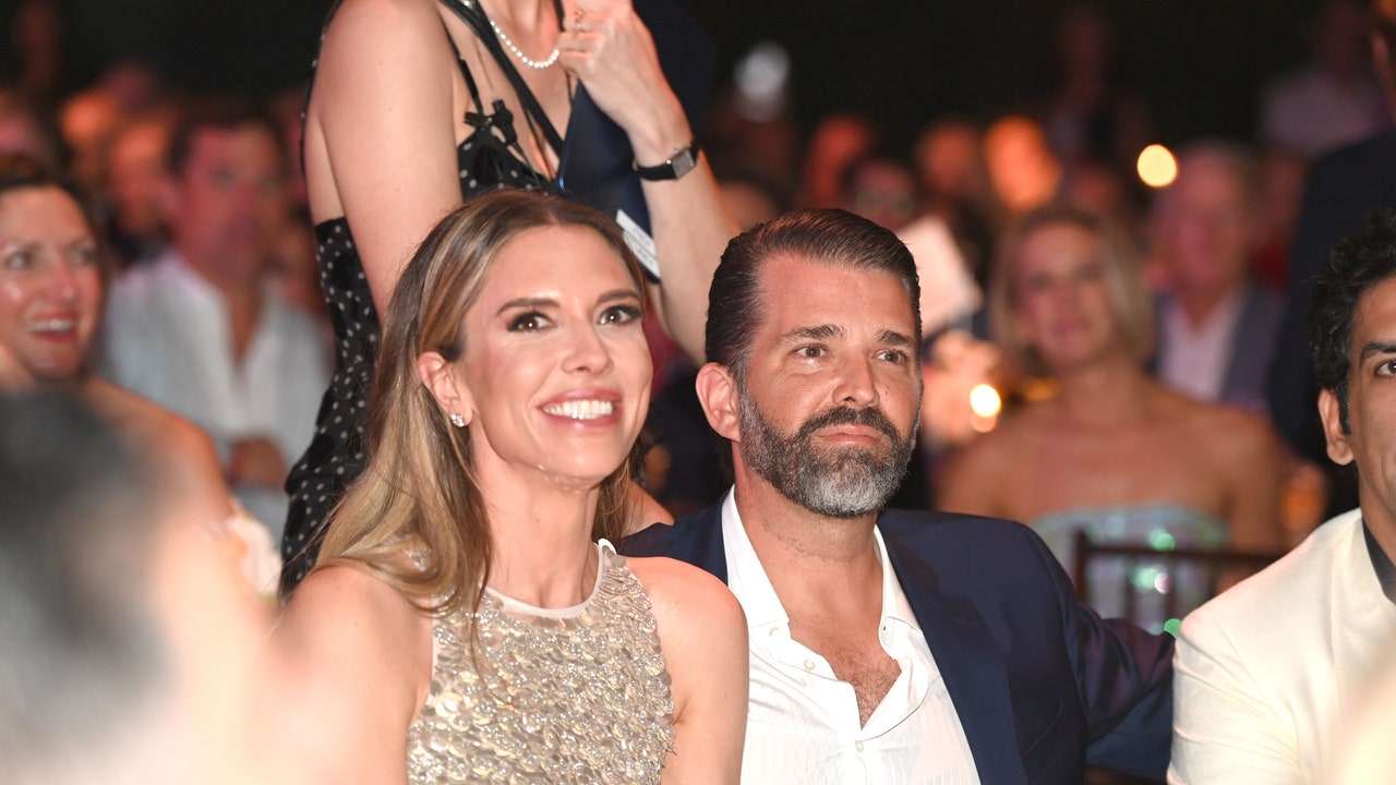 דונלד טראמפ ג'וניור ובטינה אנדרסון הציגו את הרומנטיקה שלהם, על עקבי חדשות הרומנטיקה של אשתו לשעבר