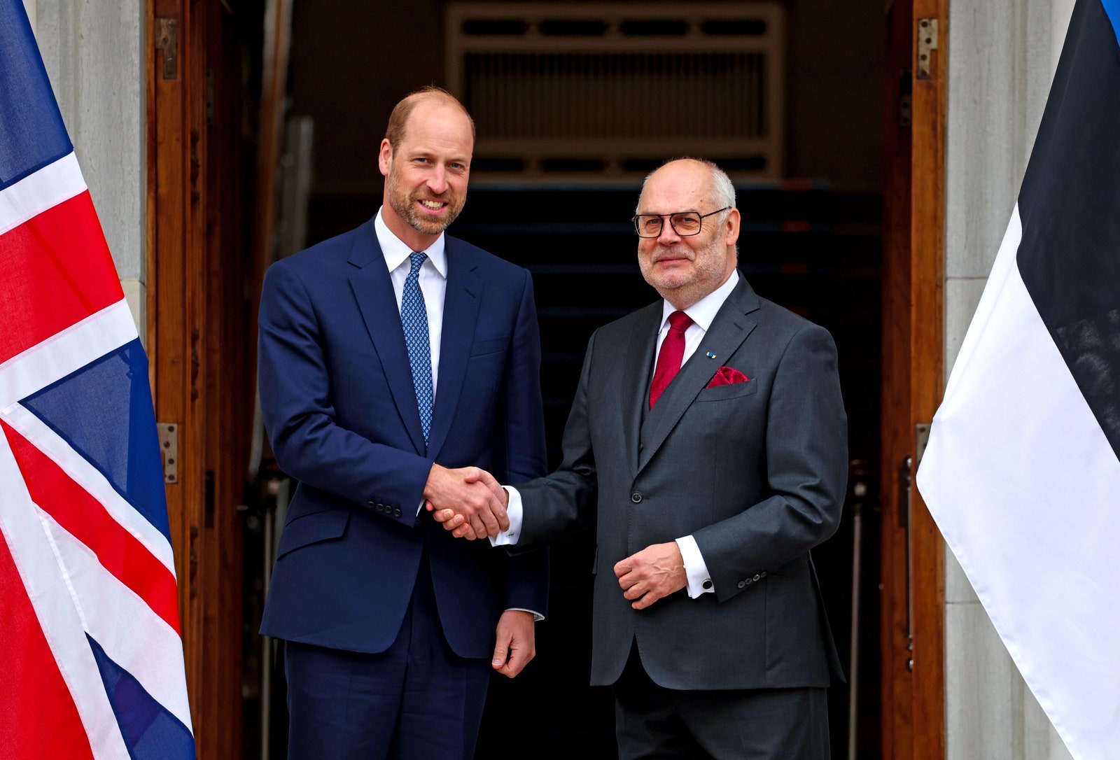 תמונה עשויה להכיל את הנסיך וויליאם דיוק מקיימברידג 'אביזרי דגל פורמלי ללבוש עניבה על אדם למבוגרים ומשקפיים