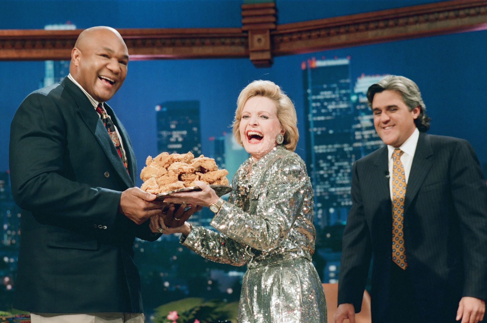 תמונה עשויה להכיל את ג'ורג 'פורמן פלורנס הנדרסון ג'יי ננו בלייזר מעיל לבוש מעיל ראש אדם ופנים