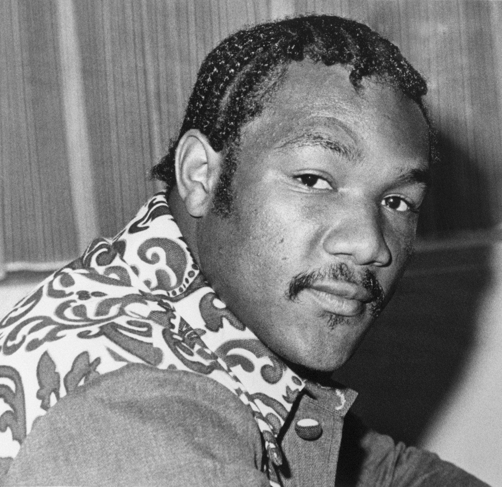 תמונה עשויה להכיל ג'ורג 'פורמן אדם למבוגר ראש פנים צילום דיוקן שיער שיער גוף חלק צוואר וצמה