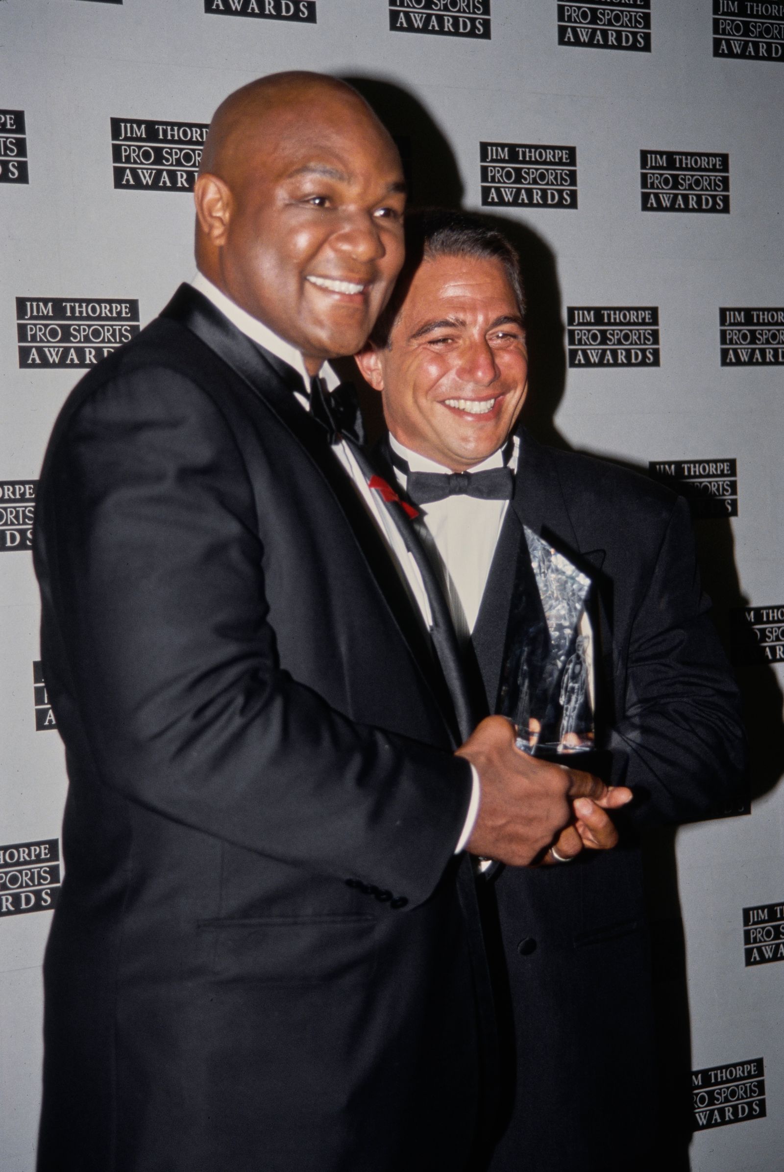 תמונה עשויה להכיל בגדי ג'ורג 'פורמן חליפת ללבוש רשמית מעיל מעיל מעיל בלייזר טוקסידו ראש פנים ואדם