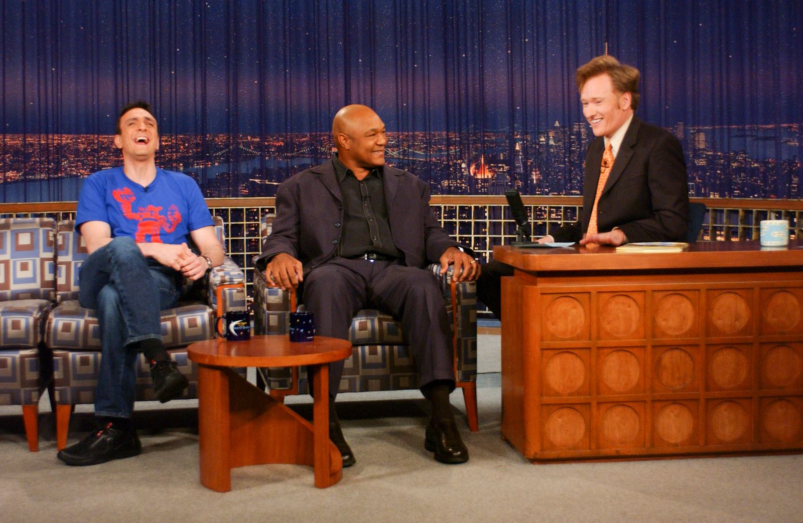 תמונה עשויה להכיל את קונאן אובראיין ג'ורג 'פורמן האנק אזריה בגדי הנעלה איש נעליים נוער ומבוגר