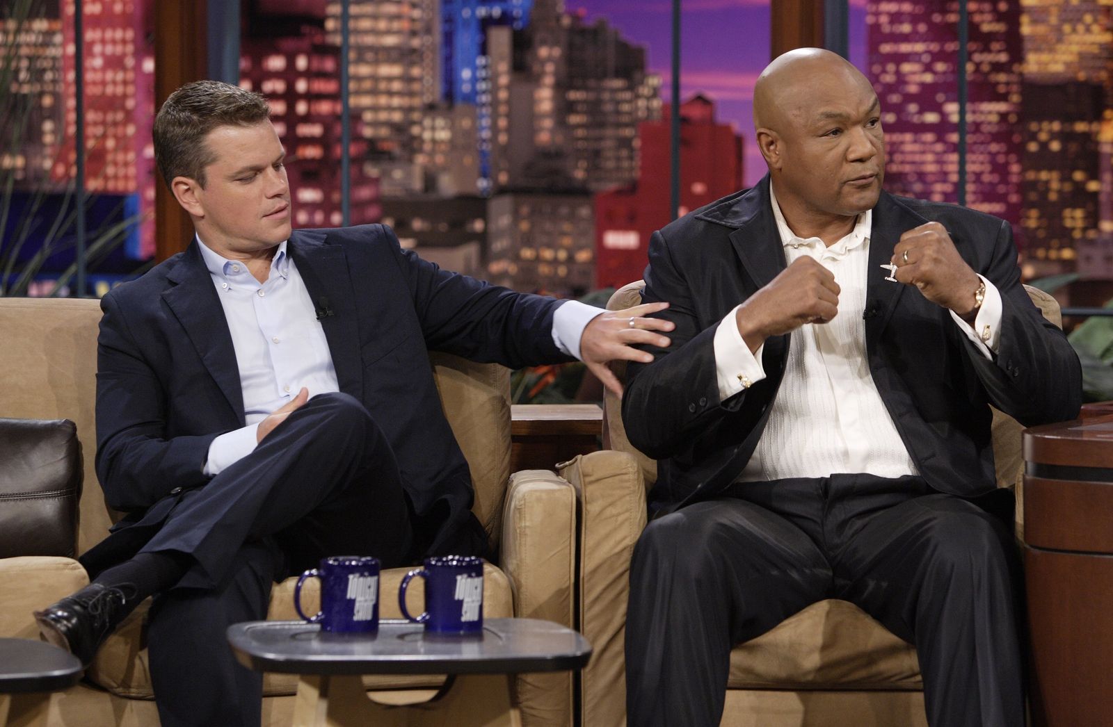 תמונה עשויה להכיל מנהל עבודה של ג'ורג 'מאט דיימון איש שיחה כוס ראיון לבגדים למבוגרים הנעלה ונעל