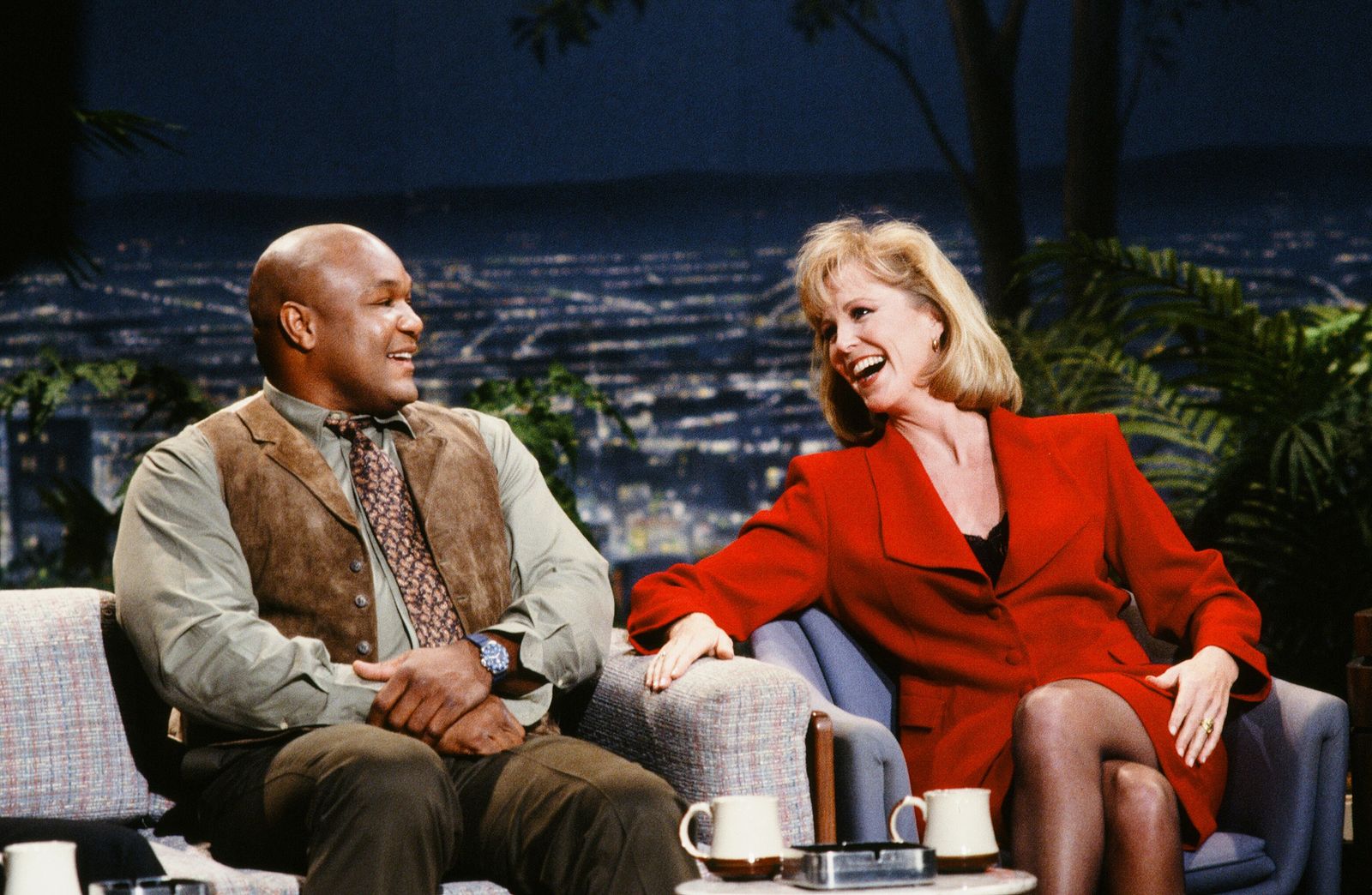 תמונה עשויה להכיל מנהל עבודה של ג'ורג 'ג'ואנה קרנס אדם למבוגר מול ראש שמח צחוק ואביזרים