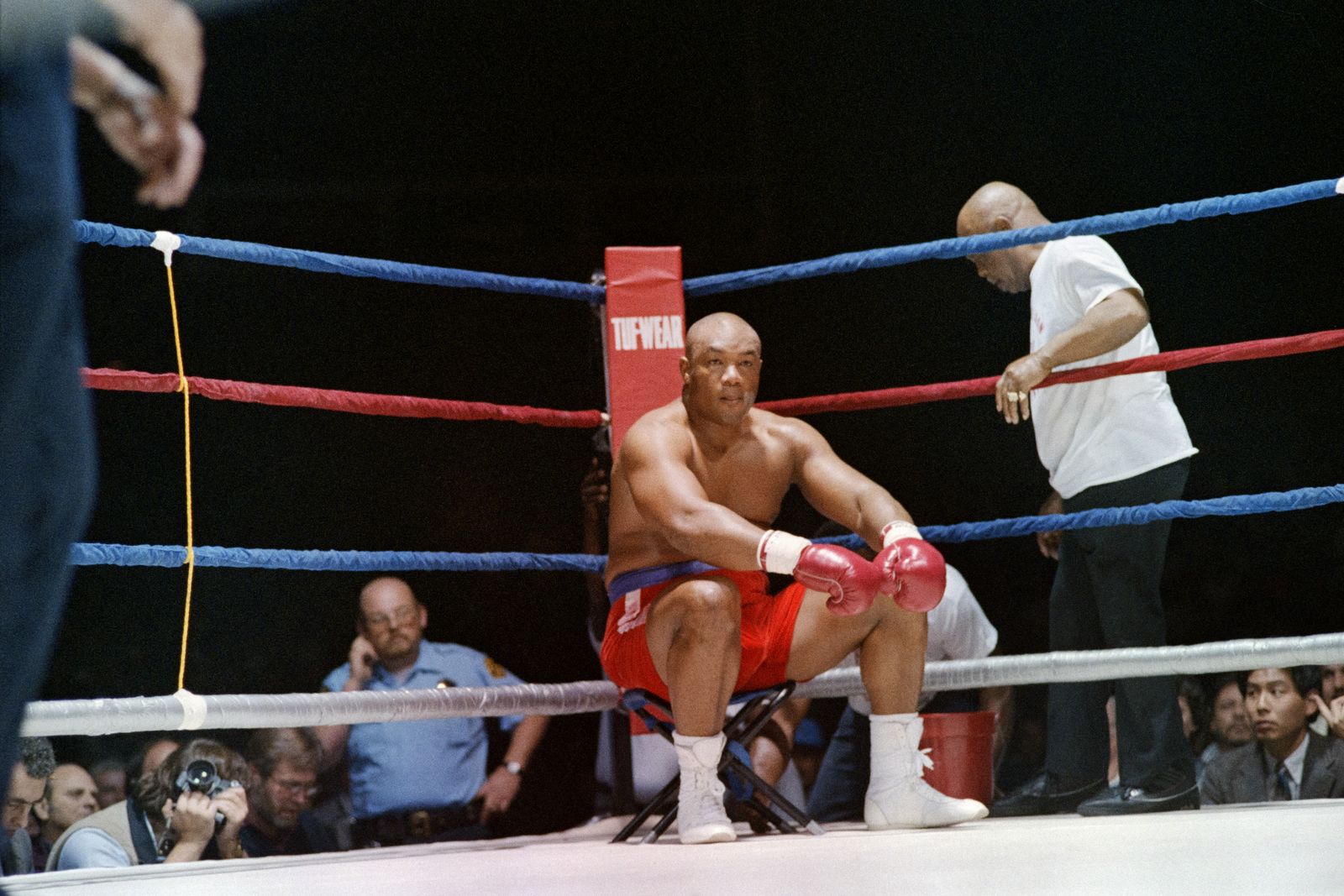 תמונה עשויה להכיל את ג'ורג 'פורמן באסטר ב. ג'ונס גורו בוב מקאון בגדים כפפת בגדים למבוגרים הנעלה ונעל