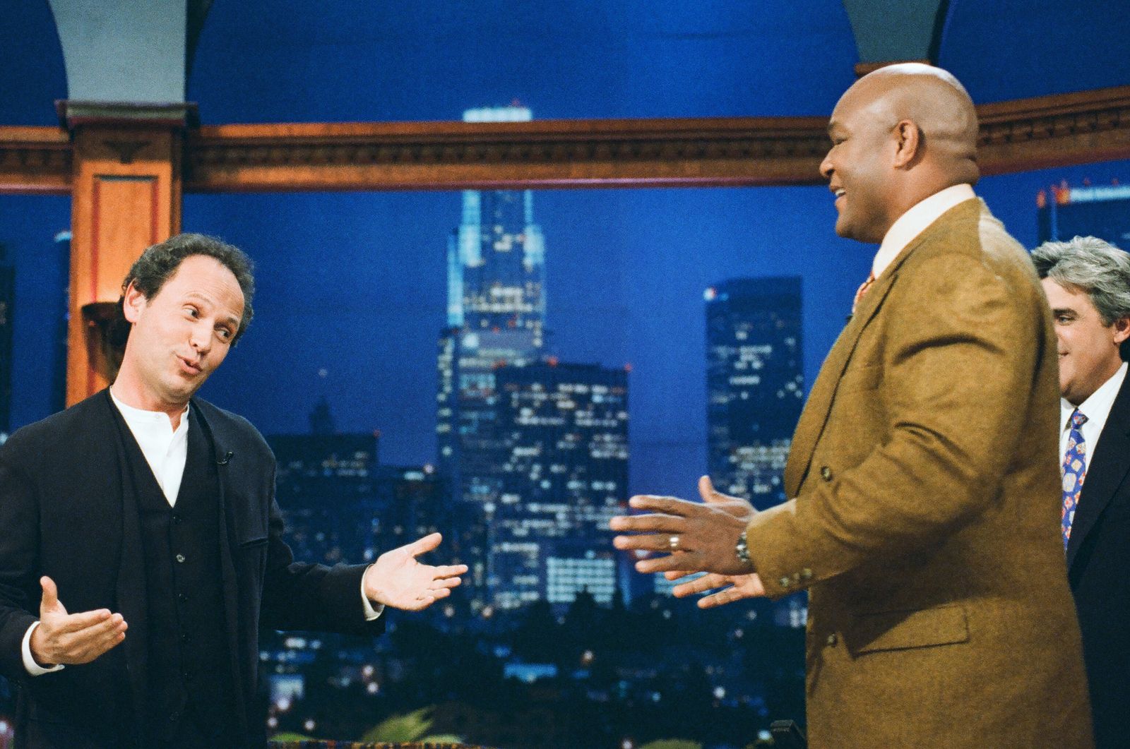 תמונה עשויה להכיל את בילי קריסטל ג'ורג 'מנהל העבודה ג'יי לאנו אביזרים עירוניים ללבוש רשמי עניבה אדם למבוגר ובלייזר