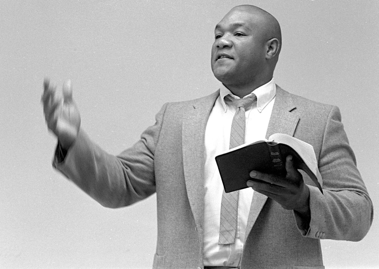 תמונה עשויה להכיל פרסום בגדים של ג'ורג 'פורמן פרסום ספרים פרסום גוף חלק אצבע אדם אדם מבוגר ואנשים