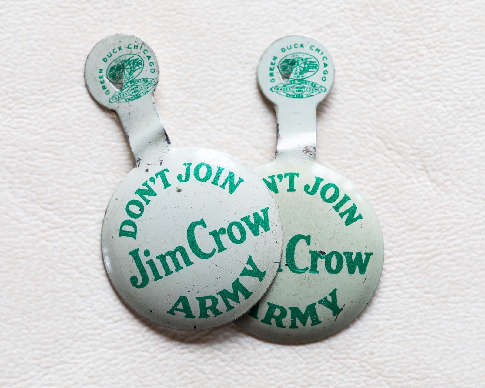 תמונה עשויה להכיל תאי לוגו סמל מכשיר מכשיר מברשת וצינור עשן