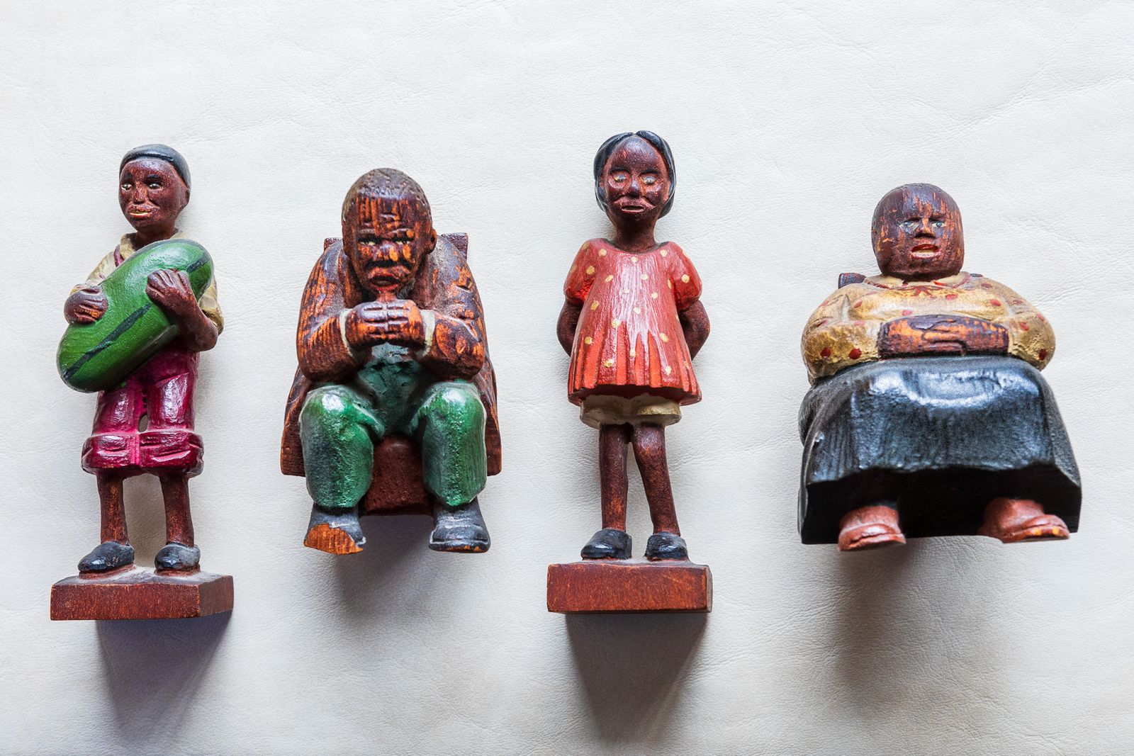 תמונה עשויה להכיל אמנות לבוגרת של ילד פסלון שד כחול