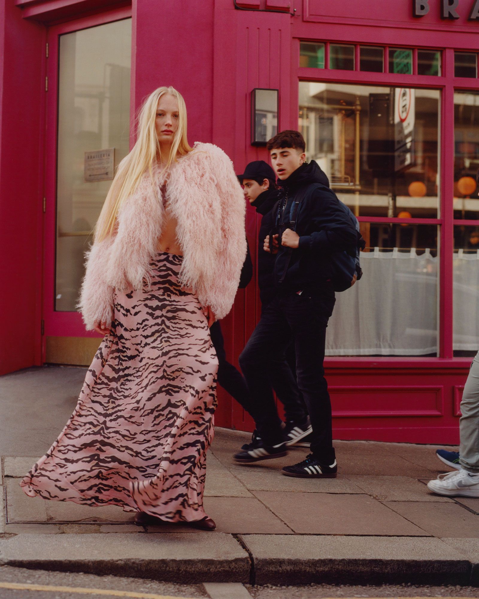 תמונה עשויה להכיל אמיליו אוסוריו בגדים נעליים נעליים למבוגרים כובע שמלת מעיל פוטו -בומבינג ובלאי רשמי