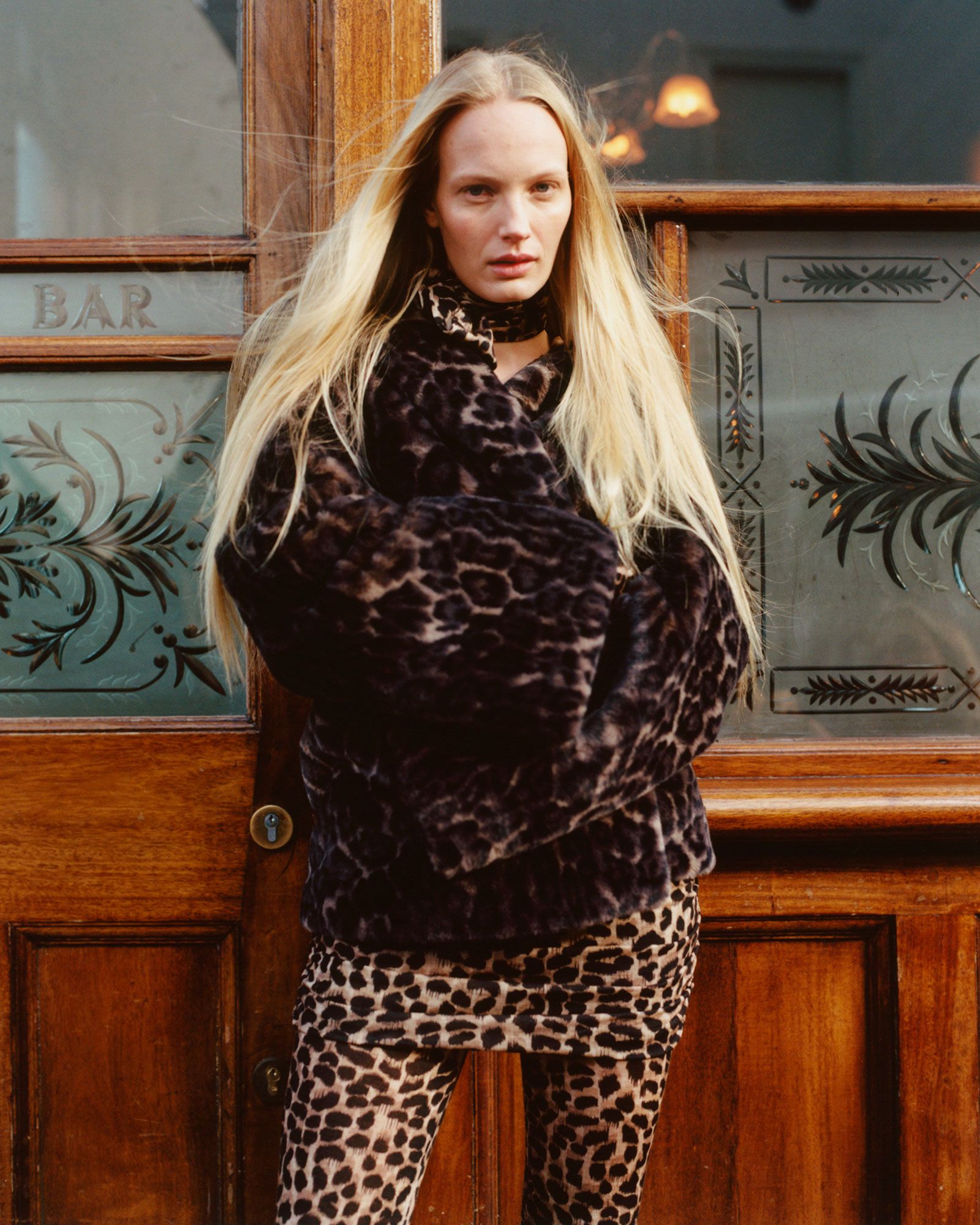 תמונה עשויה להכיל שיער בלונדיני איש פנים למבוגרים צילום ראש דיוקן מעיל ומכנסיים מעיל לבוש עץ