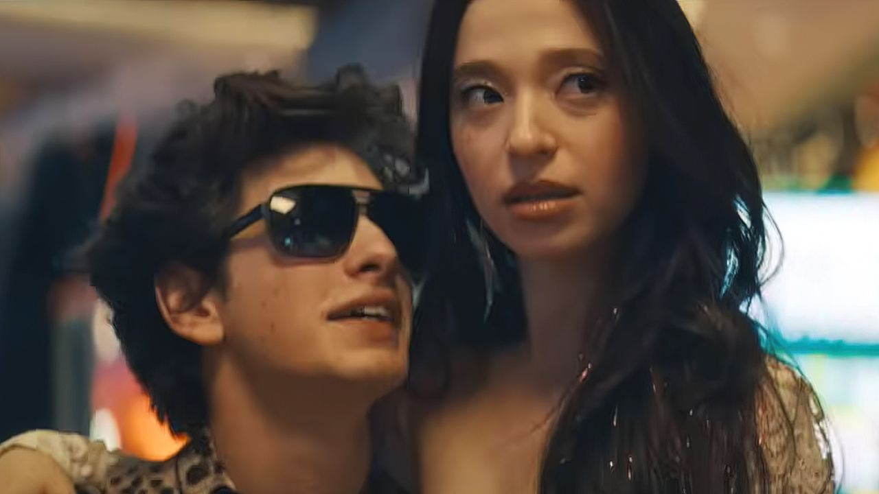 אנורה אינה תעמולה רוסית. אז מדוע כמה רוסים טוענים שזה?