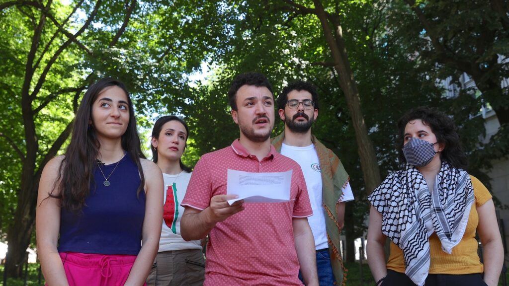 דונלד טראמפ מצא את היעד הראשון שלו בפיצוץ המחאה בקמפוס