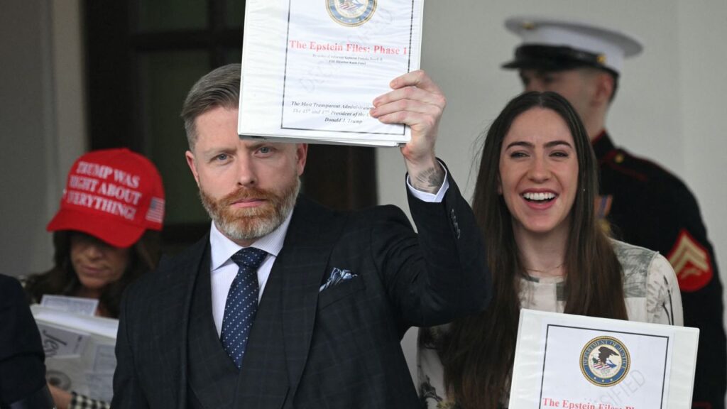 קנדיס אוונס וג'סיקה ריד קראוס נמצאים במרחב עולמי מאסיבי של מגה - והפרעות המפלגות מראות