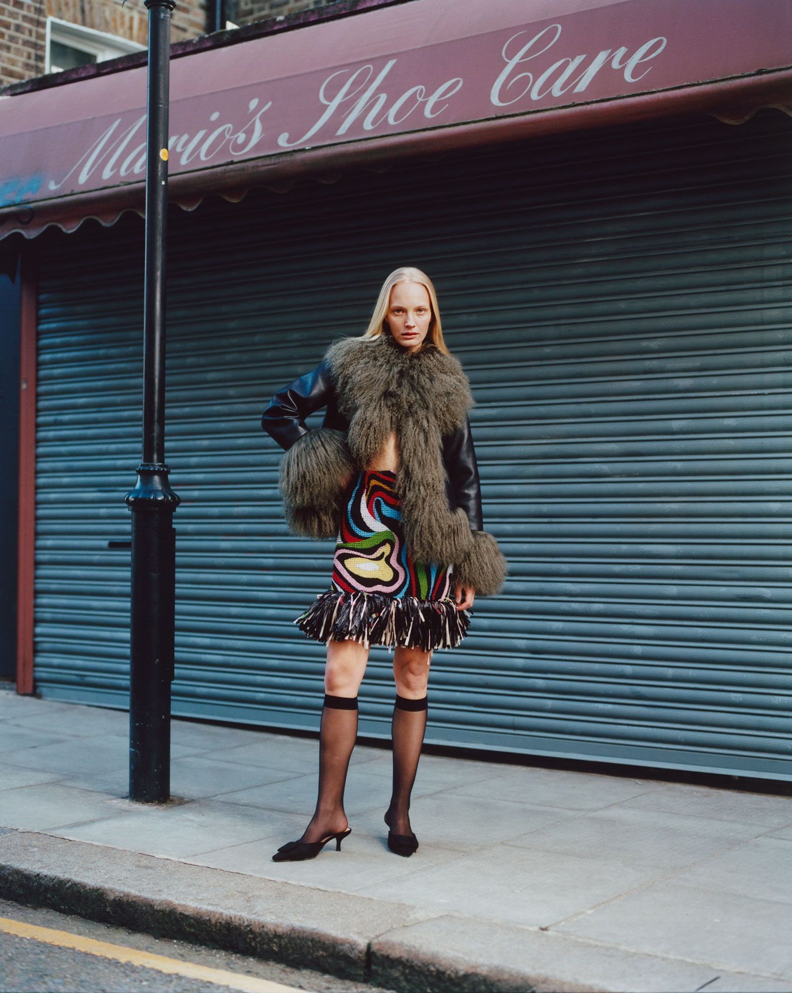 תמונה עשויה להכיל קונסטנס ג'בלונסקי בגדי הנעלה נעל עקב גבוה מעיל אדם למבוגרים ועמידה