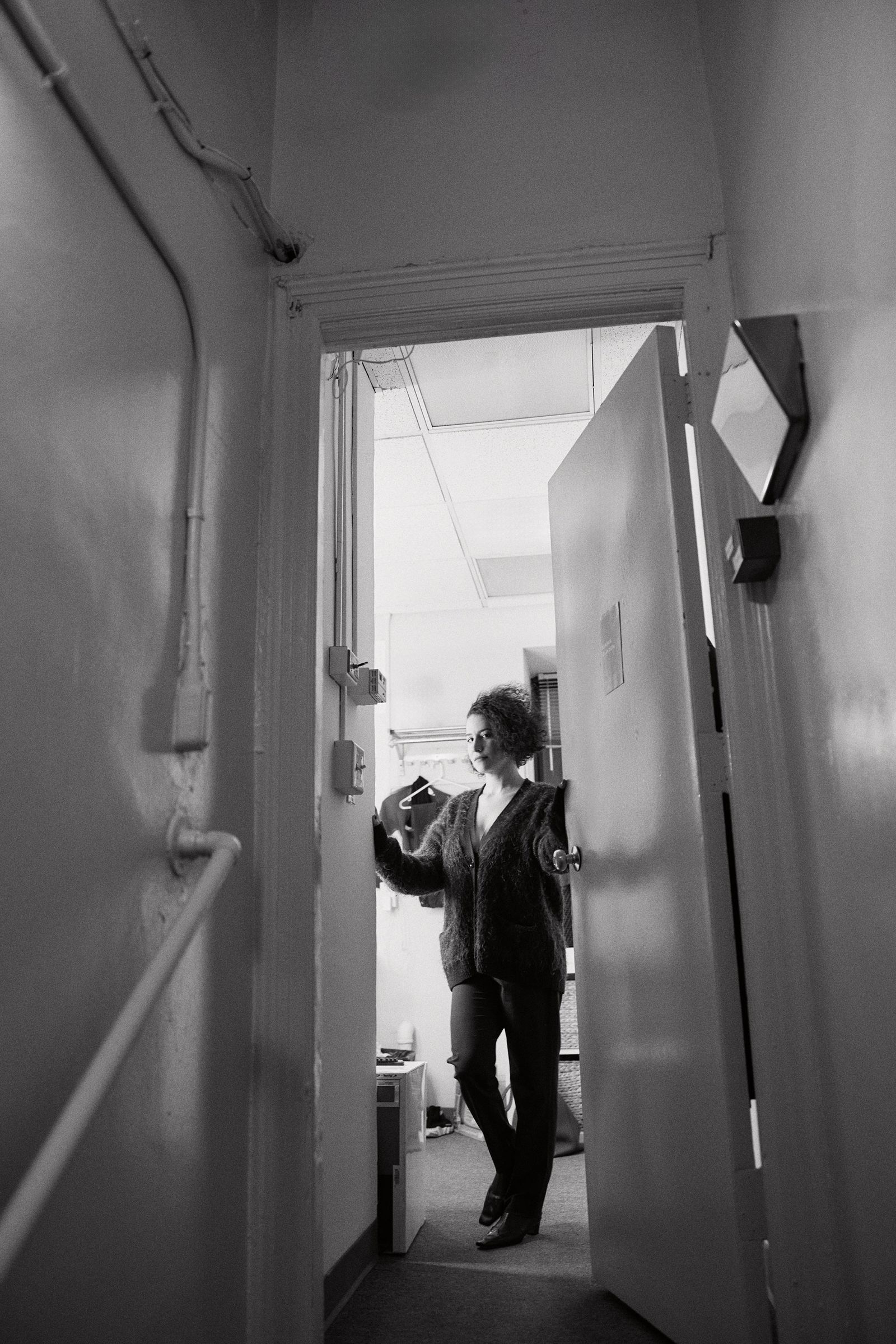 תמונה עשויה להכיל אילנה זגגית רצפת רצפת אדם מבוגר אדריכלות בניין מסדרון בתוך הבית ודלת