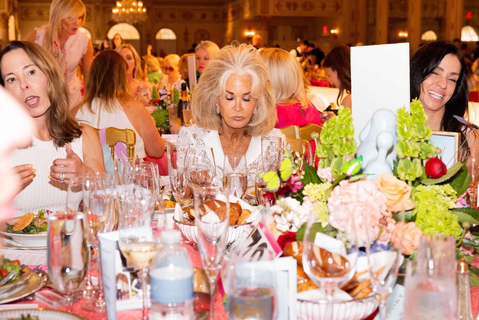 תמונה עשויה להכיל טניה טאקר אנשים אדם מהנה למסיבה כיף לכיסא לחתונה למבוגרים כוס כוס כוס ילדים ובראנץ '