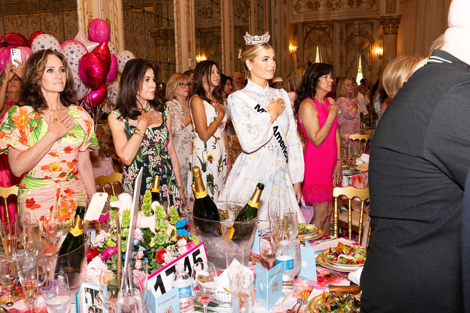 תמונה עשויה להכיל אלפטריה ארווניטאקי לסלי מרשל ביל קנני אנשי כיסא ריהוט למבוגרים וחתונה