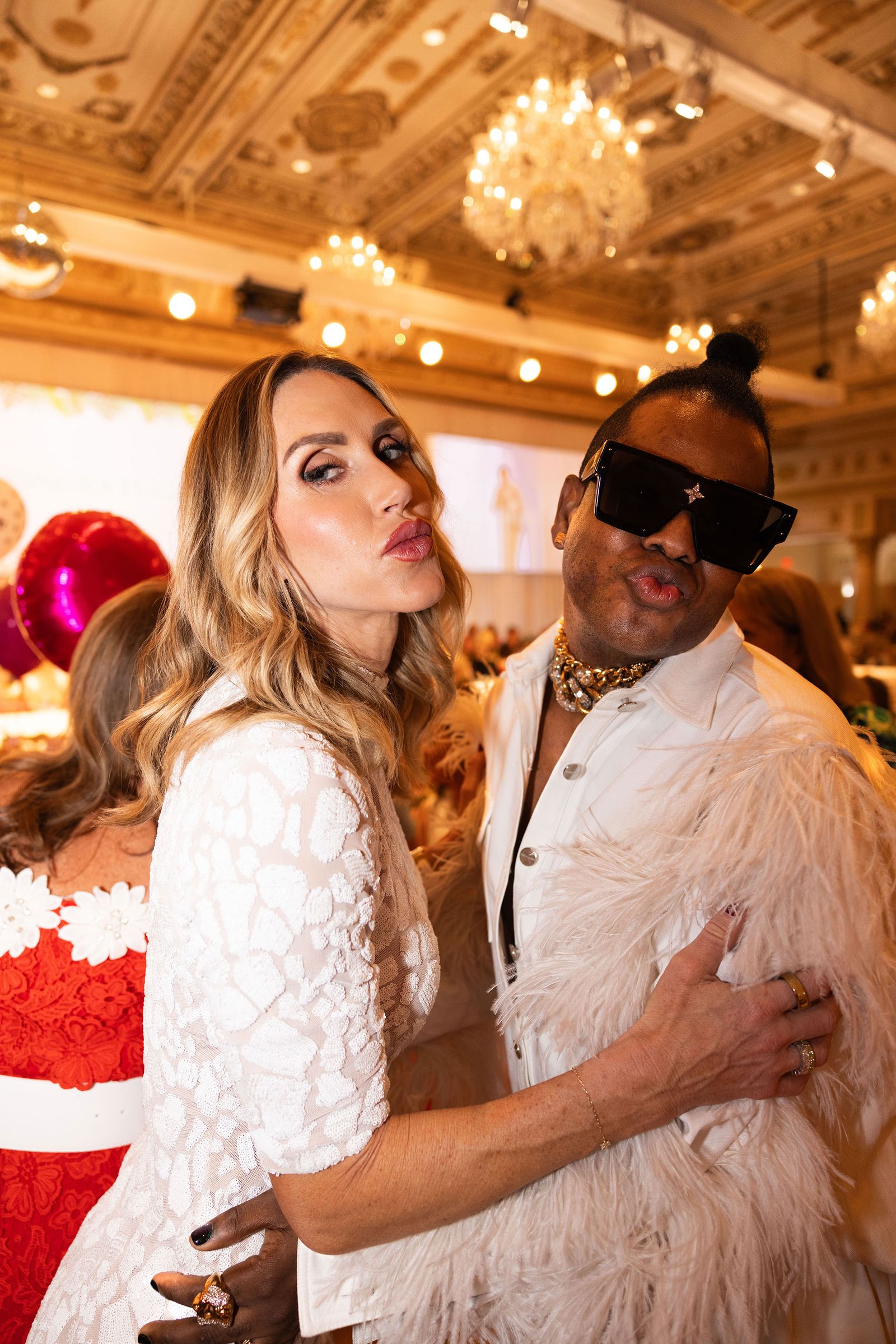 תמונה עשויה להכיל אביזרי תאורה של כריס וויליס משקפיים תכשיטים טבעת ראש ראש ראש מצלם ודיוקן