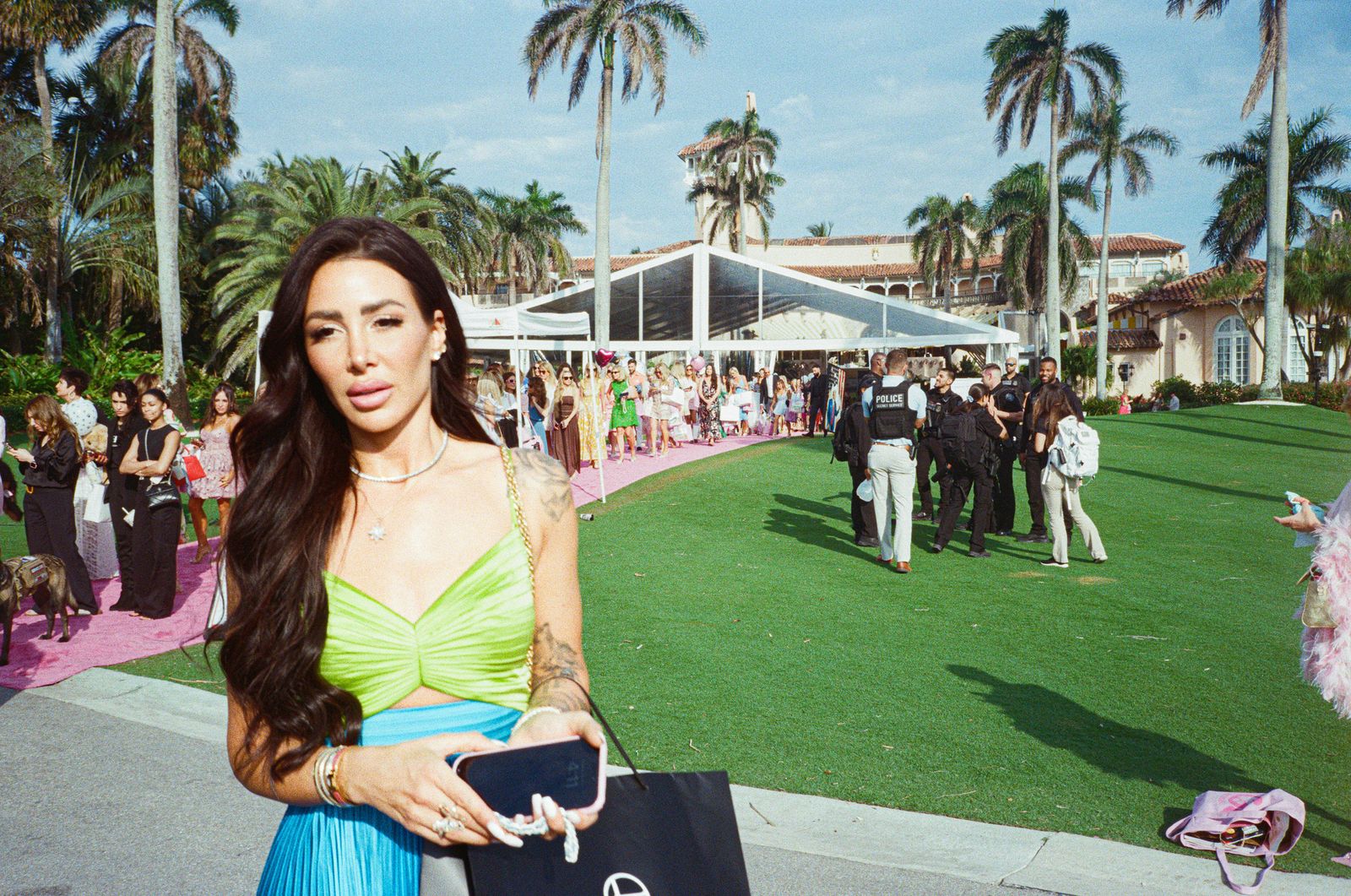 תמונה עשויה להכיל קים קרדשיאן דשא צמח עץ עץ עץ עץ עץ שקית תיק תיק מבוגר ואדריכלות