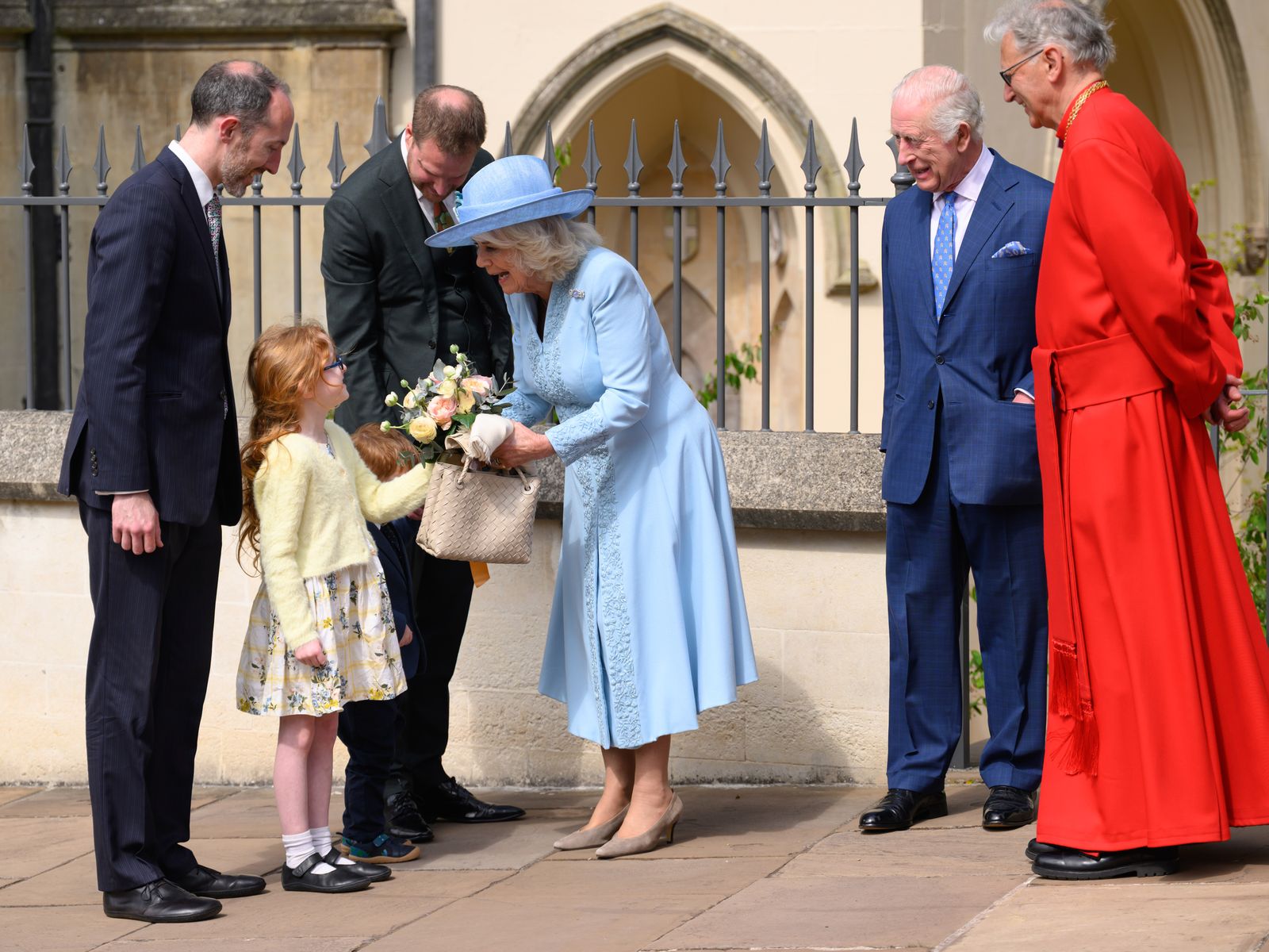 תמונה עשויה להכיל את צ'רלס הנסיך מוויילס Dearbhla Molloy Gopal Krishna Pillai אדם בגדים והנעלה למבוגרים