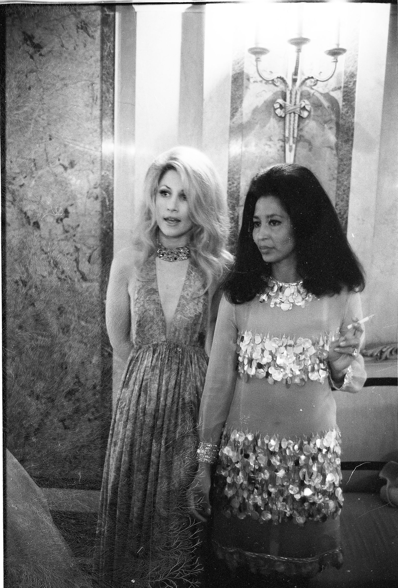 תמונה עשויה להכיל סין מכאדו ג'יין הולצר לבוש שמלת פרח פרח פרח ראש פנים צמח ראש ואדם