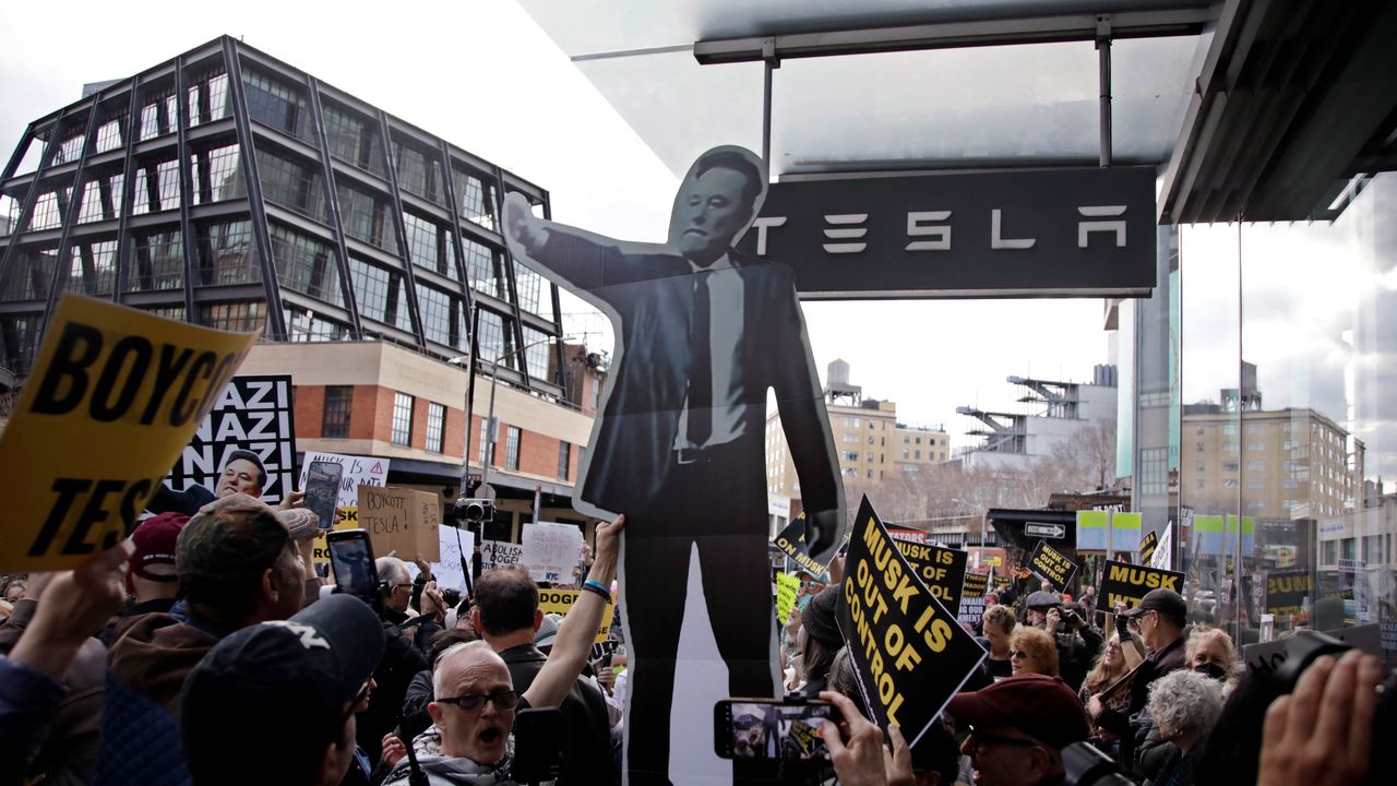 אלון מאסק לא יכול לעצור את הדימום של טסלה