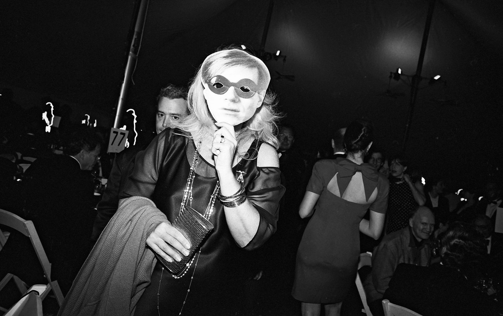 תמונה עשויה להכיל אנדי וורהול לבוש מעיל מעיל תלבוש