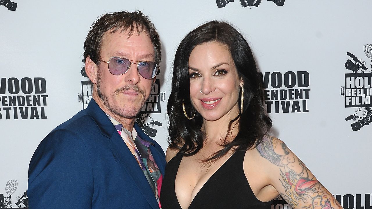 ג'יליאן לורן שרינר, אשתו של וויזר בסיסט, נורה על ידי המשטרה ונעצר בגין ניסיון לרצח בלוס אנג'לס