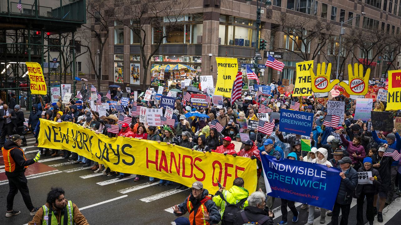 טראמפ חוזר. כך גם מיליוני מפגינים