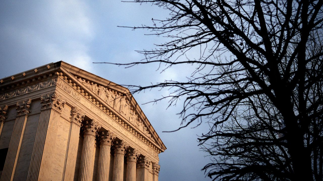 מדוע בית המשפט העליון הניח את כף רגלו על גירוש טראמפ חסר חוק אחד