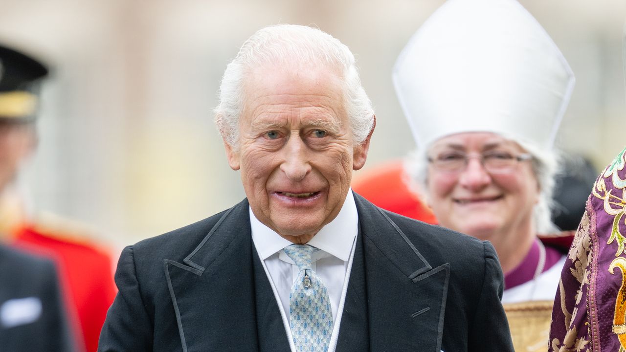 מדוע המלך צ'ארלס לא יהיה בהלווייתו של האפיפיור