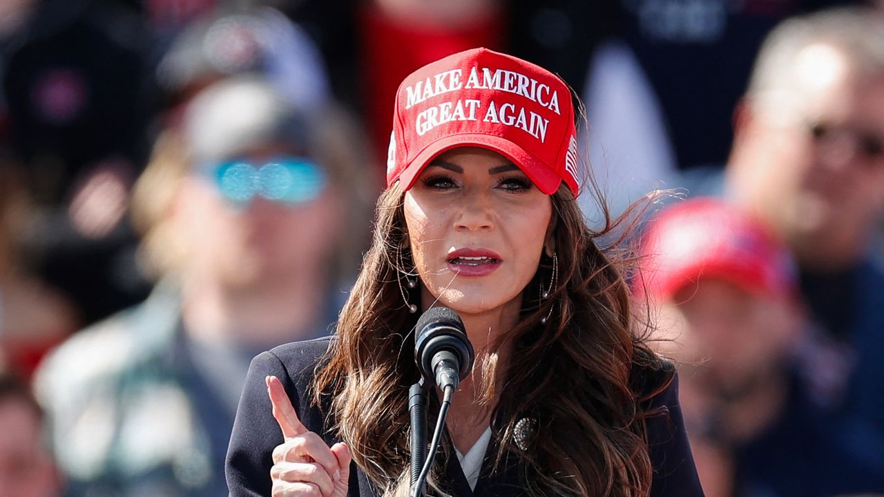 פגוש את קריסטי נאם, משפיע אכיפת ההגירה העיקרית של אמריקה