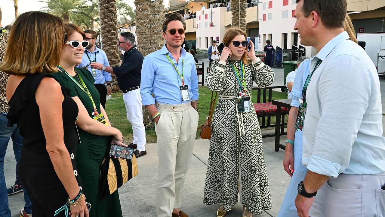 שרה פרגוסון מתאימה לנהג מכונית המירוץ הטוב ביותר שלה בכושר בפורמולה 1 גרנד פרי בבחריין