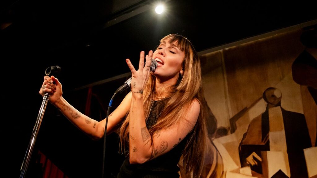 מיילי סיירוס הופכת לראשונה לשיר חדש מול "זוג אקסים" ואליטה של ​​אופנה במסיבת ה- Met -Met Gala 2025 של מונקלר לפני מונקלר