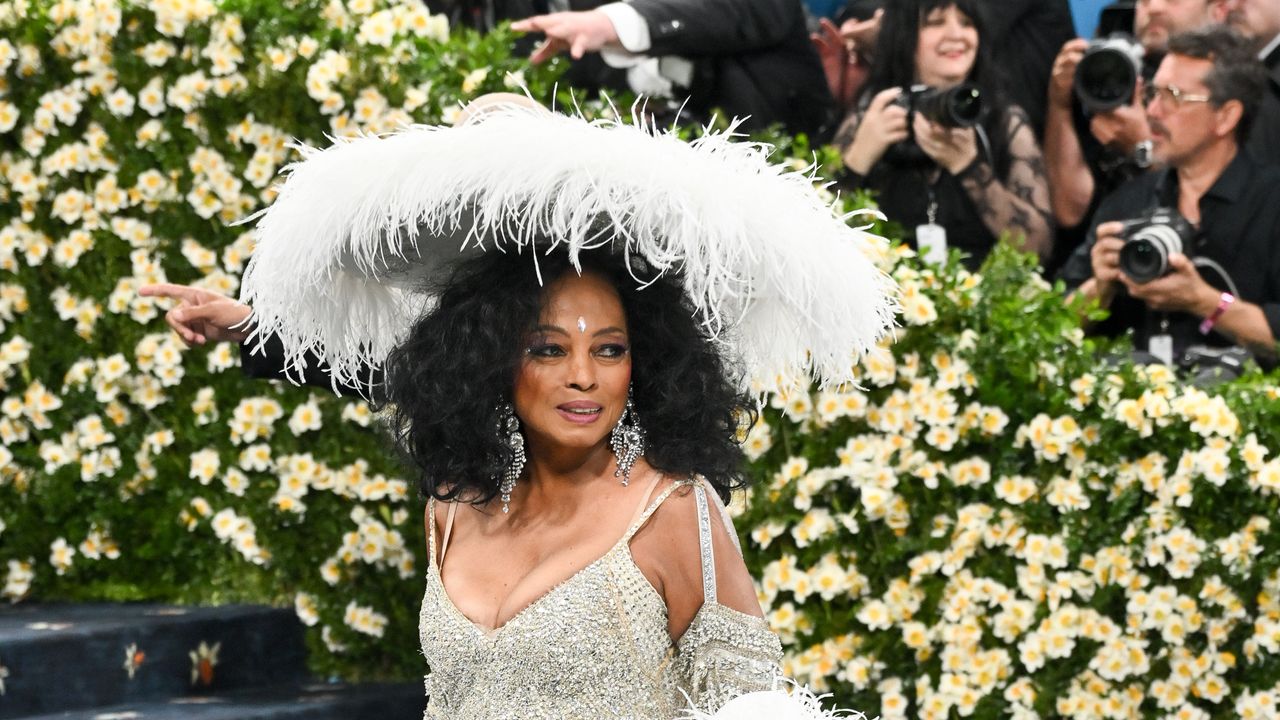 ב- Met Gala 2025, דיאנה רוס חוזרת לשטיח האדום עם רכבת 18 מטר