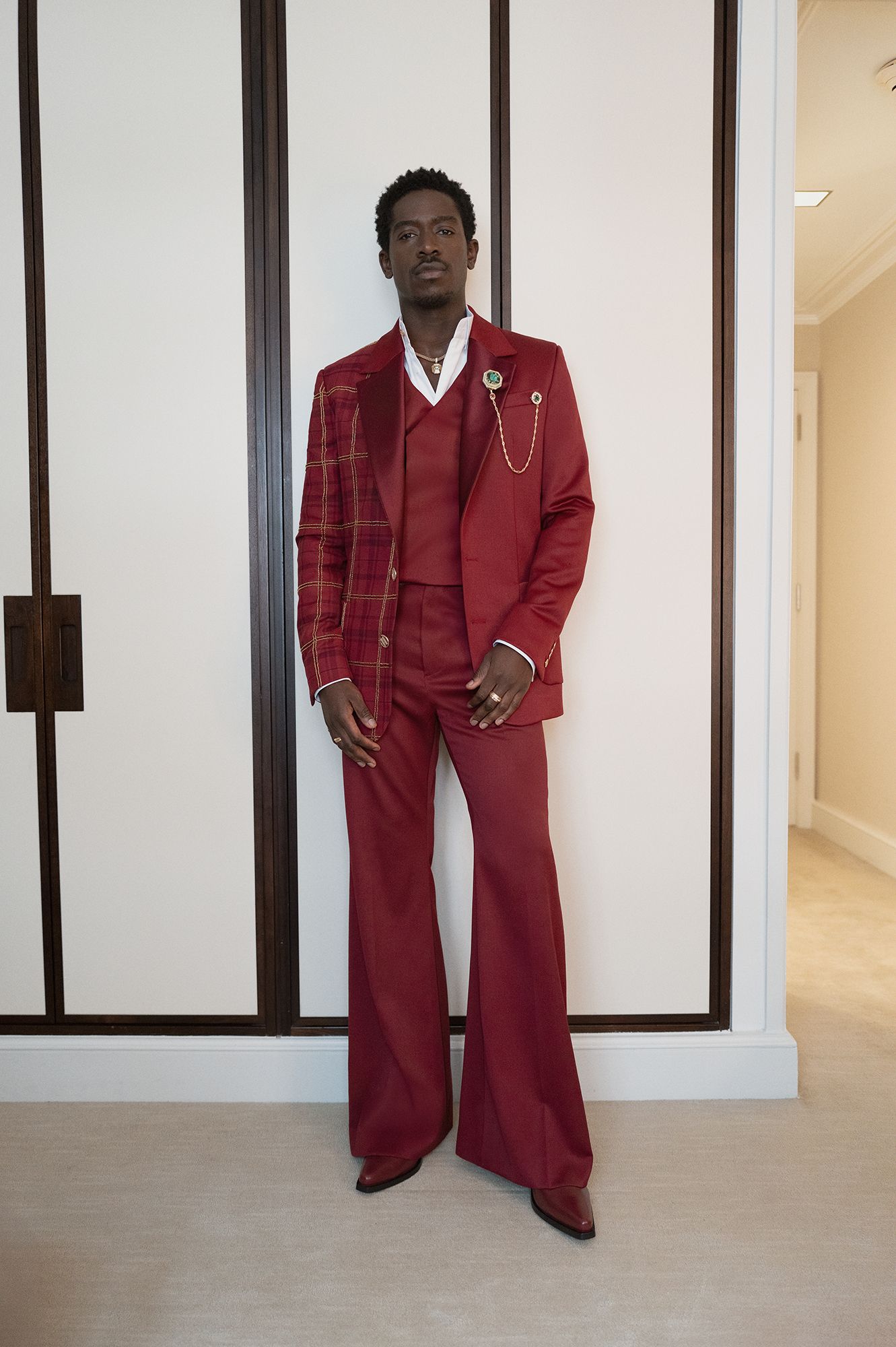 תמונה עשויה להכיל בגדי Damson Idris Pormal Wear Pide Mean Move Stunty מעיל מעיל מעיל בלייזר מבוגר וראון