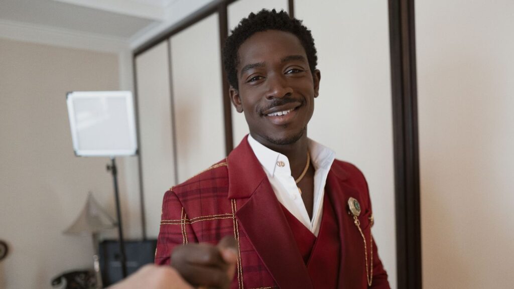 דמסון אידריס על מה שנדרש כדי להוריד את השטיח האדום הגדול ביותר של Met Gala 2025