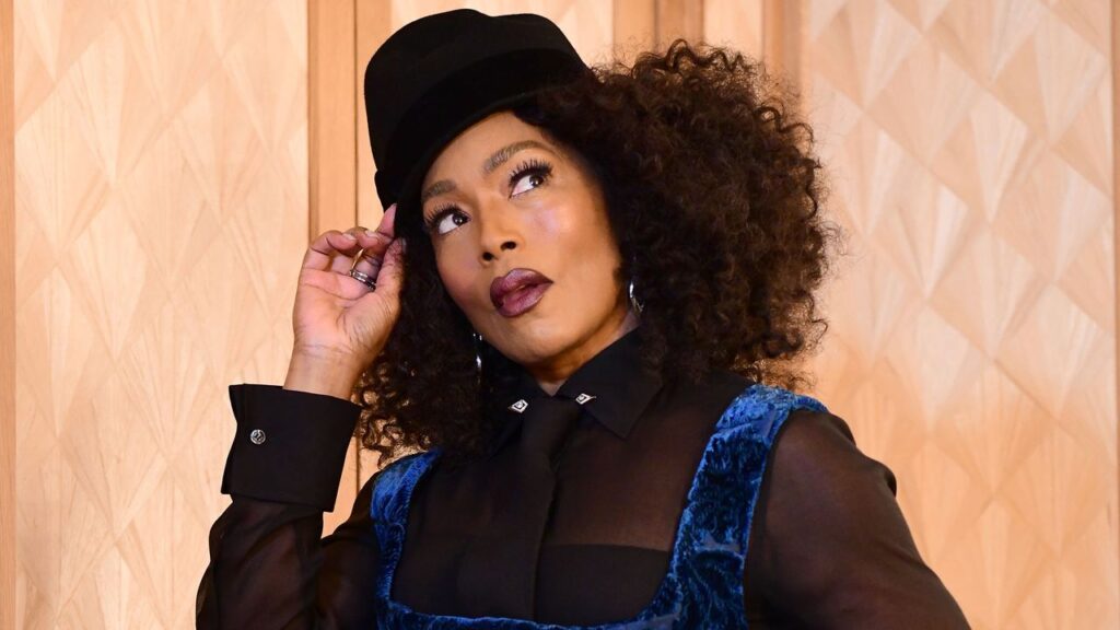 אנג'לה באסט במראה שגרם לה להרגיש בטוחה, עוצמתית וחושנית ב- Met Gala 2025