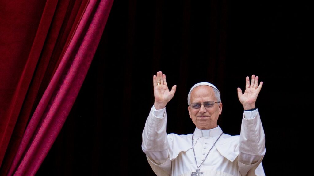 האפיפיור ליאו קורא לשלום ועזרה בעזה כאשר טראמפ יוצא למזרח התיכון