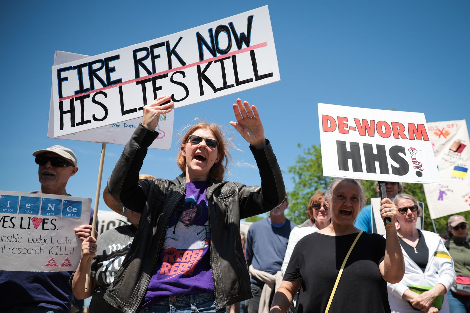 אנשים שמפגינים נגד שר הבריאות רוברט פ. קנדי ​​ג'וניור.