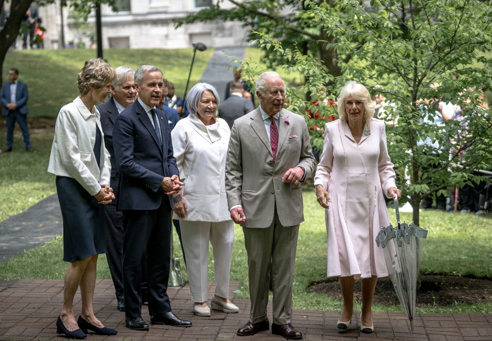 תמונה עשויה להכיל את מארק קרני צ'ארלס הנסיך מוויילס ביטריז סרלו טאדאוש łomnicki אדם לבגדים והנעלה