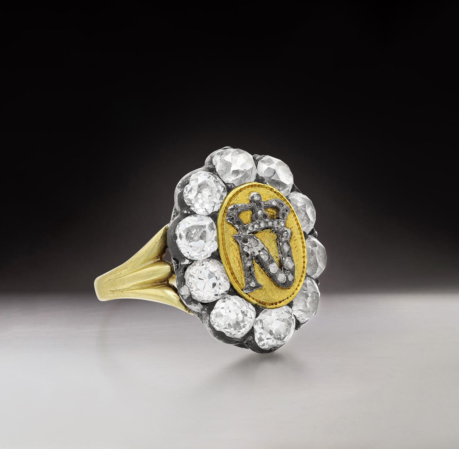 תמונה עשויה להכיל אביזרים טבעת תכשיטים יהלום ואבן חן